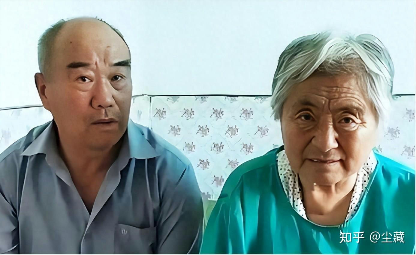 people-man and elderly woman-A-candid shot-B-indoor setting-C-Chinese characters watermark