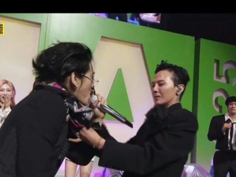 gdragon mic handover to zico