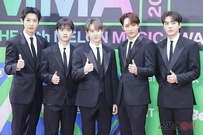 people-5-male-A-K-pop group-A-EXO-A-red carpet event-A-thumbs up