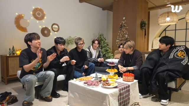 people-7-group-sitting-around-table-festive-decorations