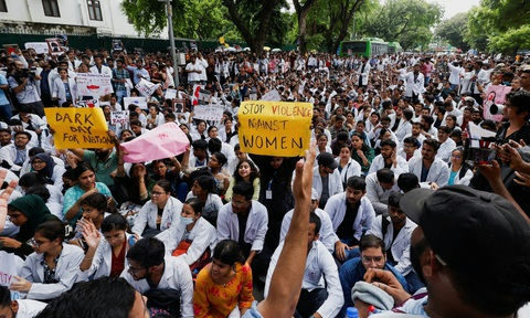 people-Large crowd of protesters-A-Medical students/doctors in white coats-A-Holding protest signs-B-Sitting on the ground-C-Street demonstration