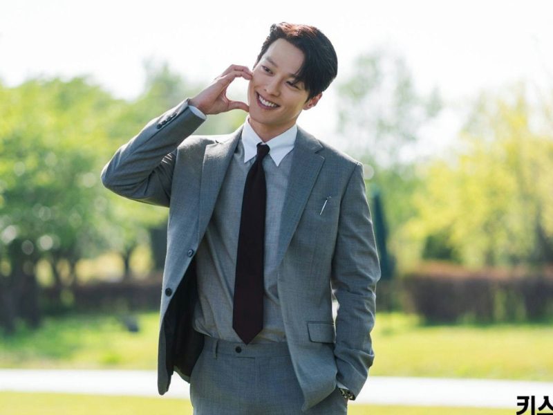 people-1-Korean actor-A-man in suit-B-smiling outdoors-C-black tie