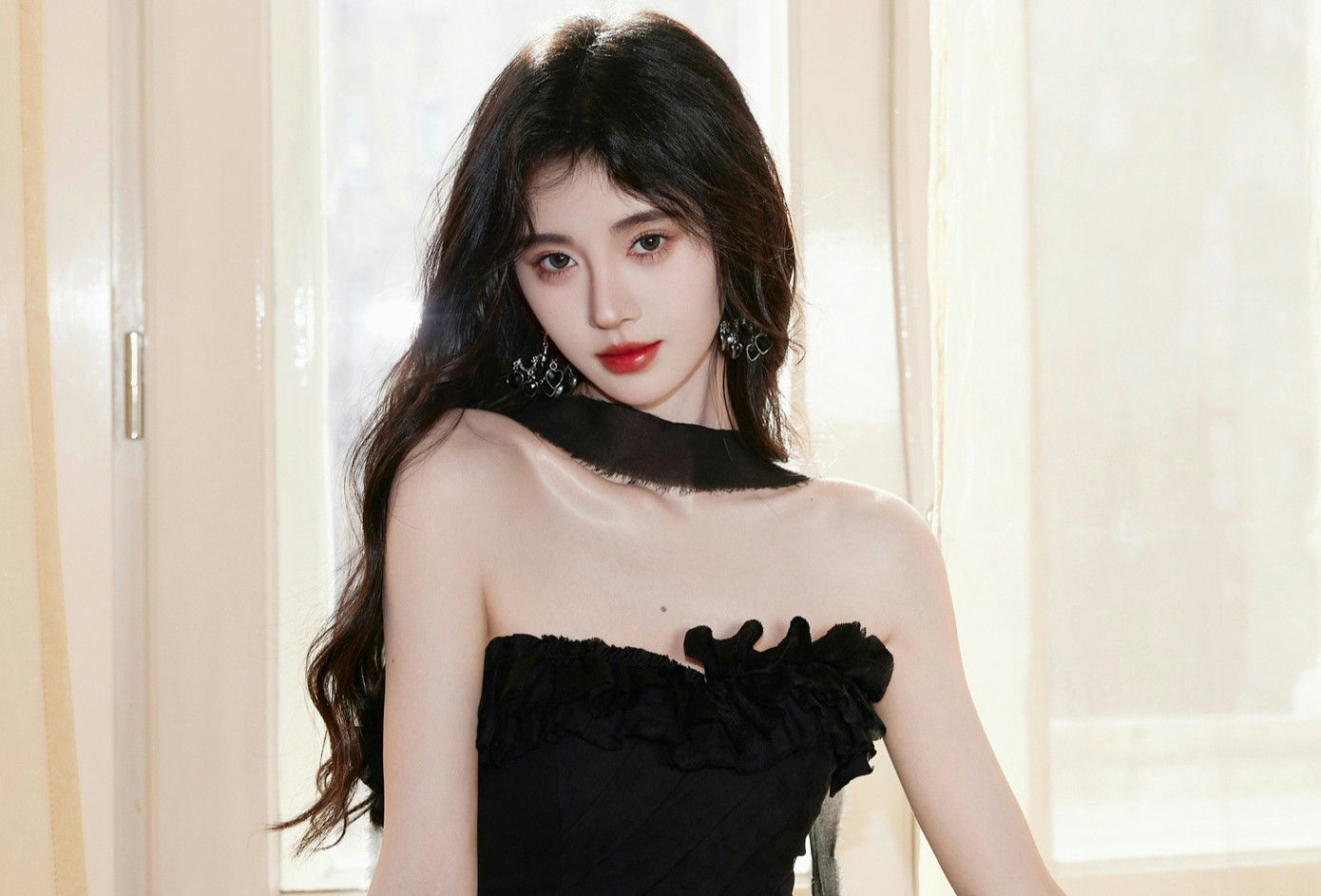 people-1-woman-A-black dress-A-long dark hair-A-red lipstick