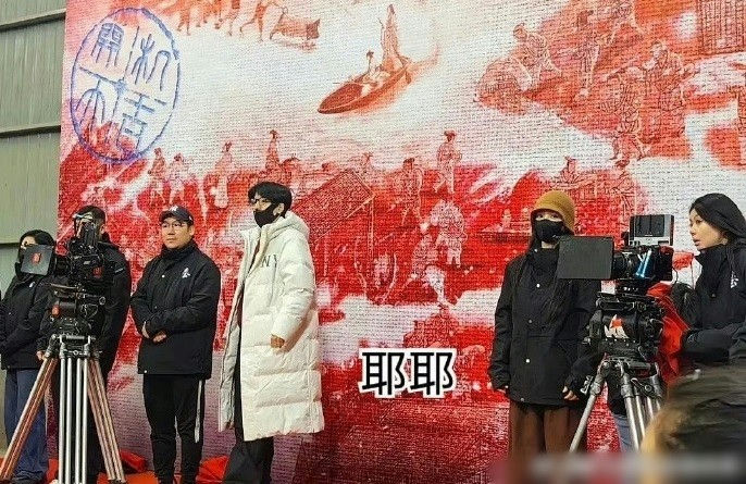 people-5-filming crew-A-actor-B-winter coats-C-Chinese backdrop
