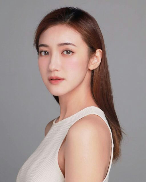 people-Woman-Asian-A-Shoulder-length hair-B-White tank top-C-Studio portrait
