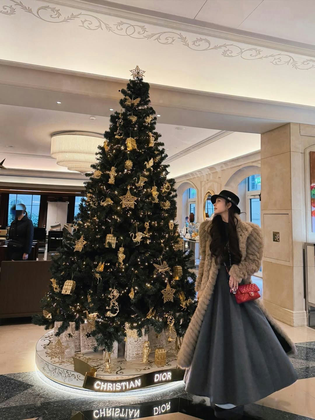 people-A-woman-A-Christmas tree-A-luxury setting-A-fashionable attire