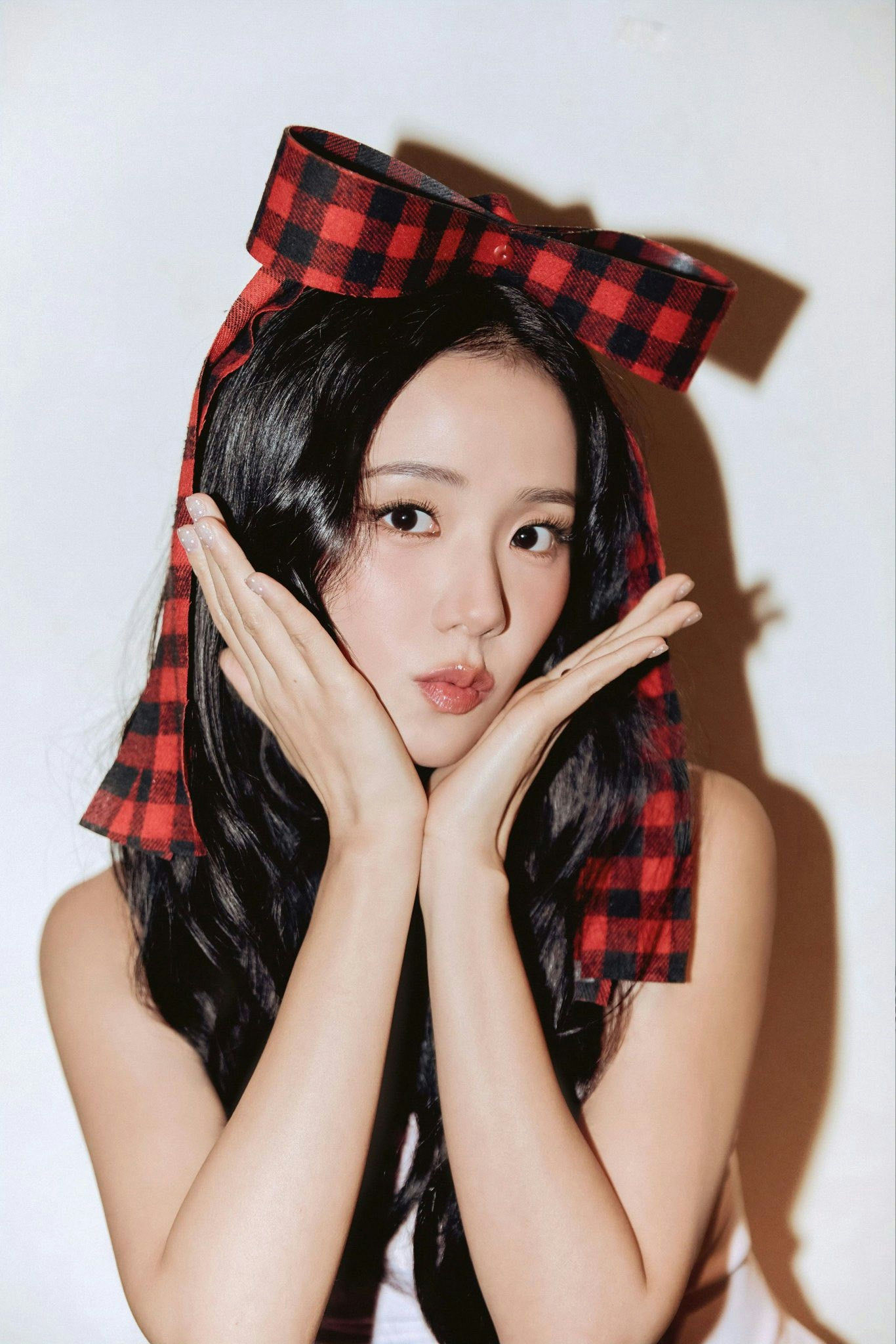 people-Kim Jisoo-A-plaid bow-A-red and black plaid-B-pouting lips-B-hands framing face-C-long black hair
