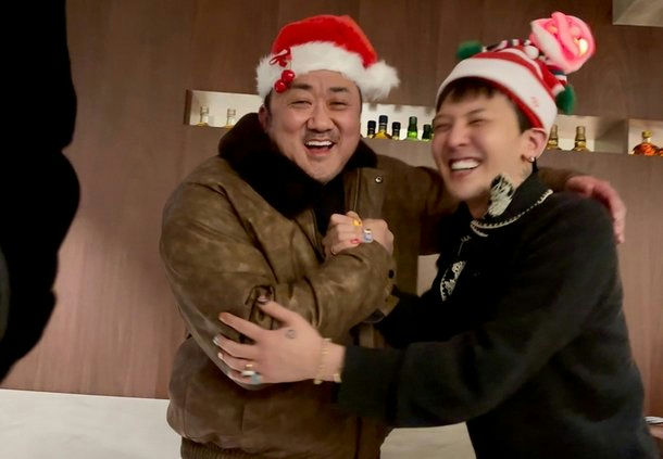 people-Ma Dong-seok-A-G-Dragon-A-Christmas hats-B-laughing-C-hugging