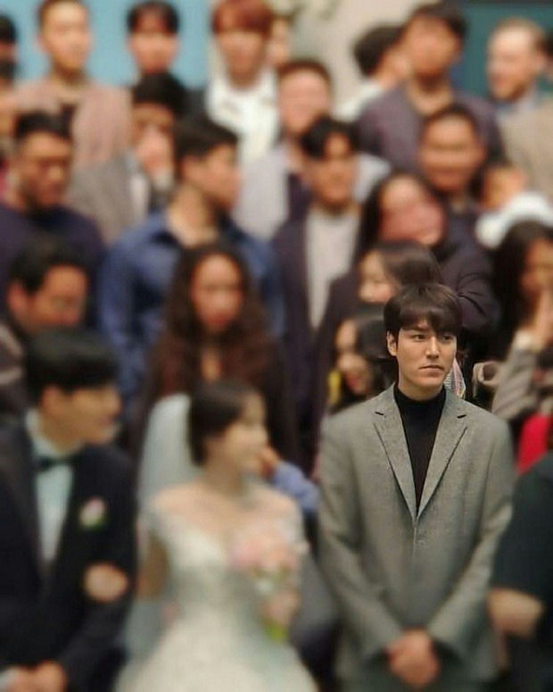 people-1-Lee Min-ho-A-wedding-guest-A-crowd-A-blurry background