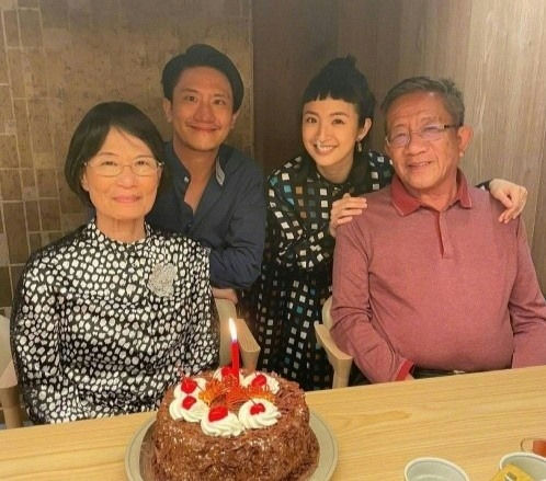 people-4-family gathering-A-birthday celebration-B-chocolate cake-C-smiling