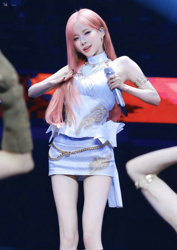 people-K-pop-idol-A-pink-hair-A-white-outfit-A-stage-performance-B-microphone-B-gold-accessories-C-long-legs