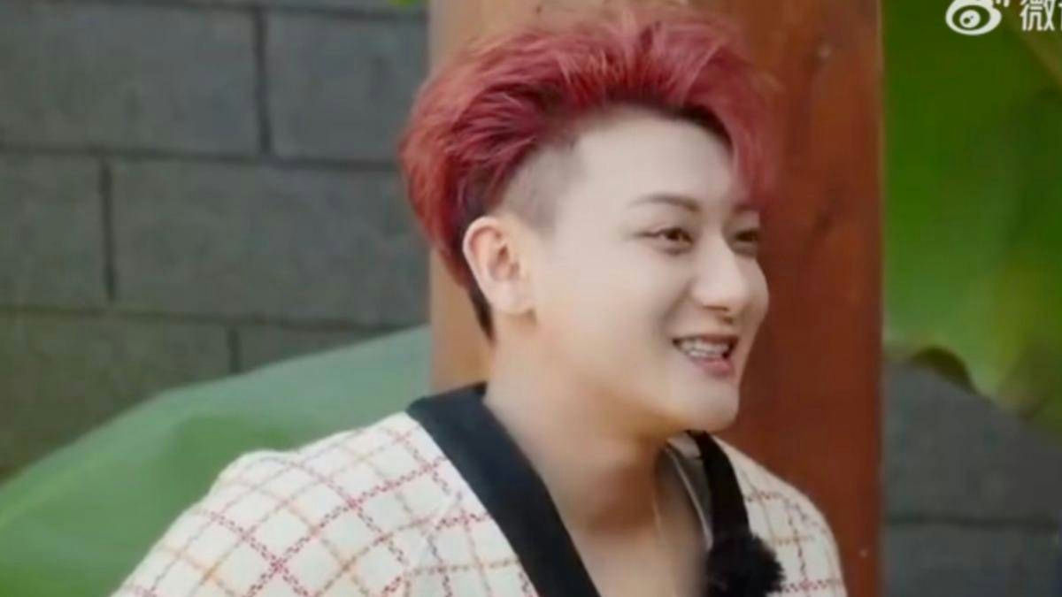 people-man-red hair-smiling-plaid jacket-Weibo logo