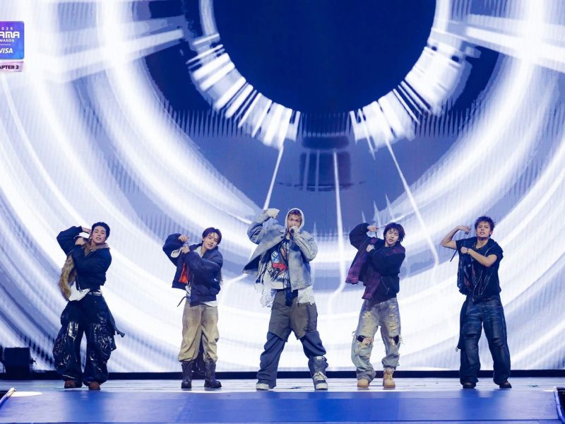 people-5-male performers-A-stage performance-A-MAMA Awards-A-hip hop style-B-blue and white background-B-oversized clothing-C-posing