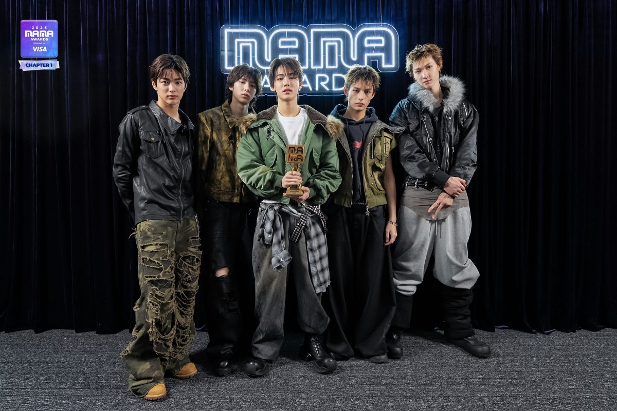 people-5-Boy group-A-MAMA Awards-A-Trophy-A-Dark/Edgy fashion-B-Leather jacket-B-Military green jacket-C-Distressed camouflage pants-C