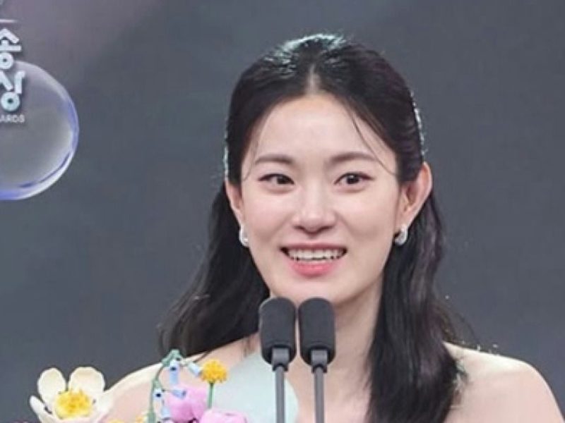 Ok Ja-yeon's 5-Minute Award Speech Sparks Debate: "Too Long" vs "Sincere and Touching"