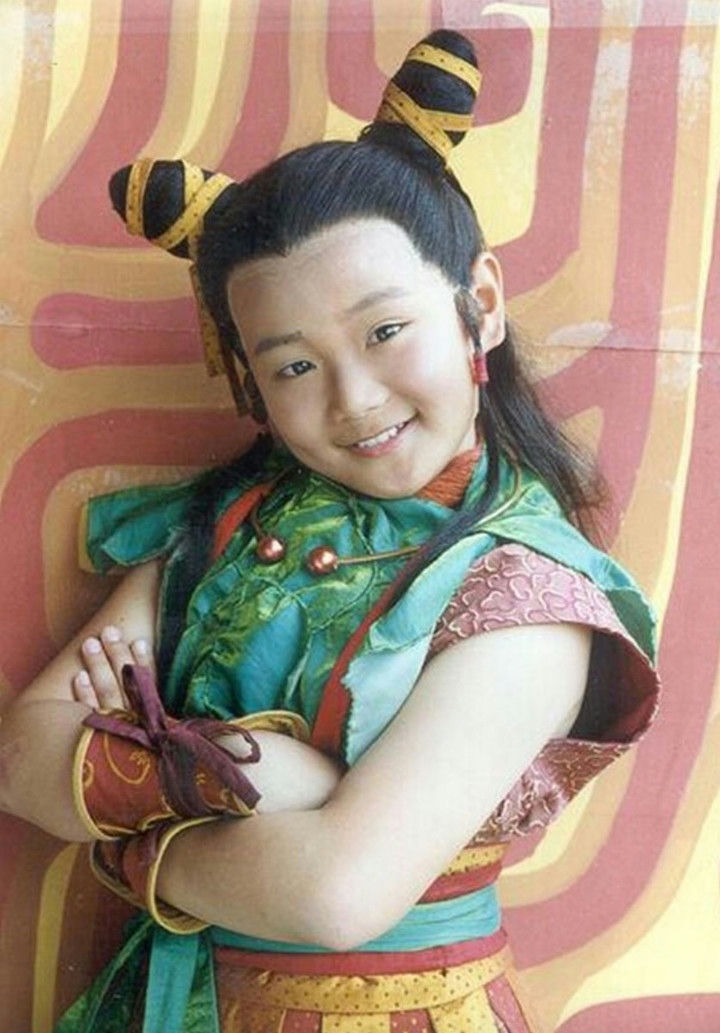 people-A-child actor-A-colorful costume-A-unique hairstyle-A-smiling