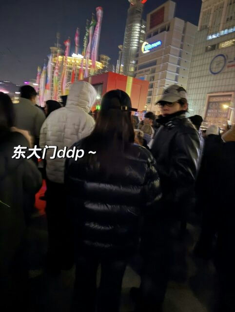 people-crowd-nighttime-urban setting-winter clothing