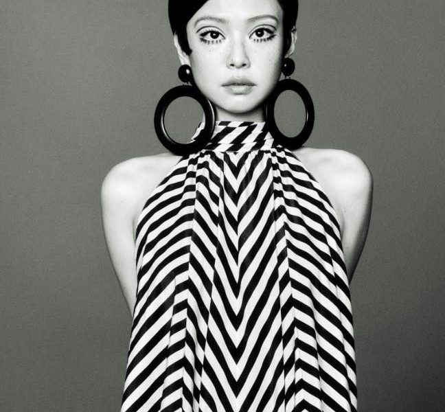 people-woman-black and white-A-graphic print dress-A-large hoop earrings-A-mod makeup