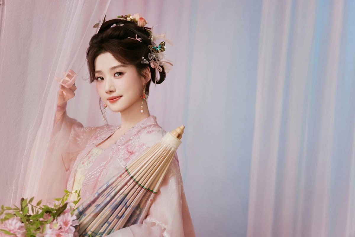 people-young woman-A-Hanfu-A-pink dress-A-traditional Chinese hairstyle-B-butterfly hair accessories-B-holding paper parasol-C-holding flowers-C
