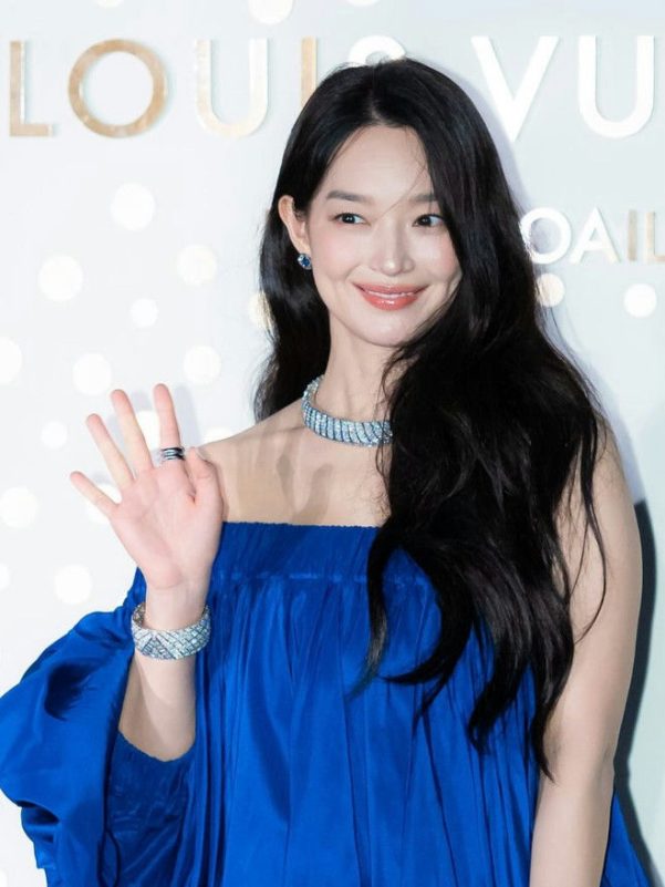 people-Shin Min-a-Korean actress-A-blue off-the-shoulder dress-A-diamond jewelry-A-waving hand