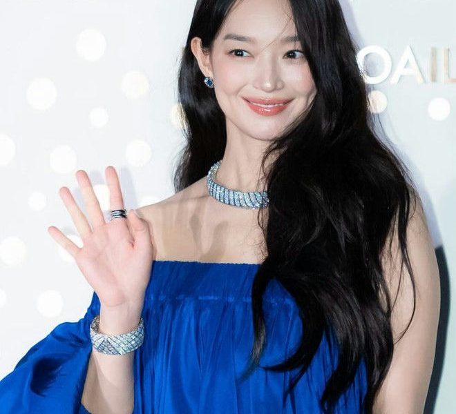 people-Shin Min-a-Korean actress-A-blue off-the-shoulder dress-A-diamond jewelry-A-waving hand