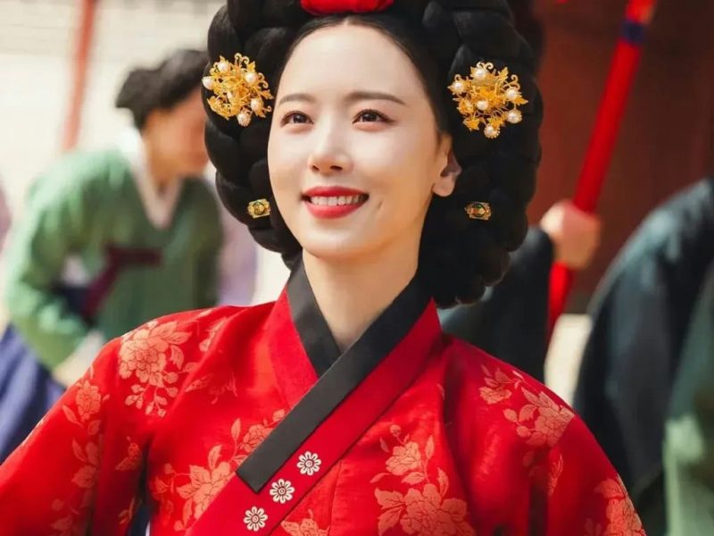 people-Kim Hye-soo-A-Korean historical drama-A-Queen Cheorin-B-red Hanbok-B-traditional Korean hairstyle-C