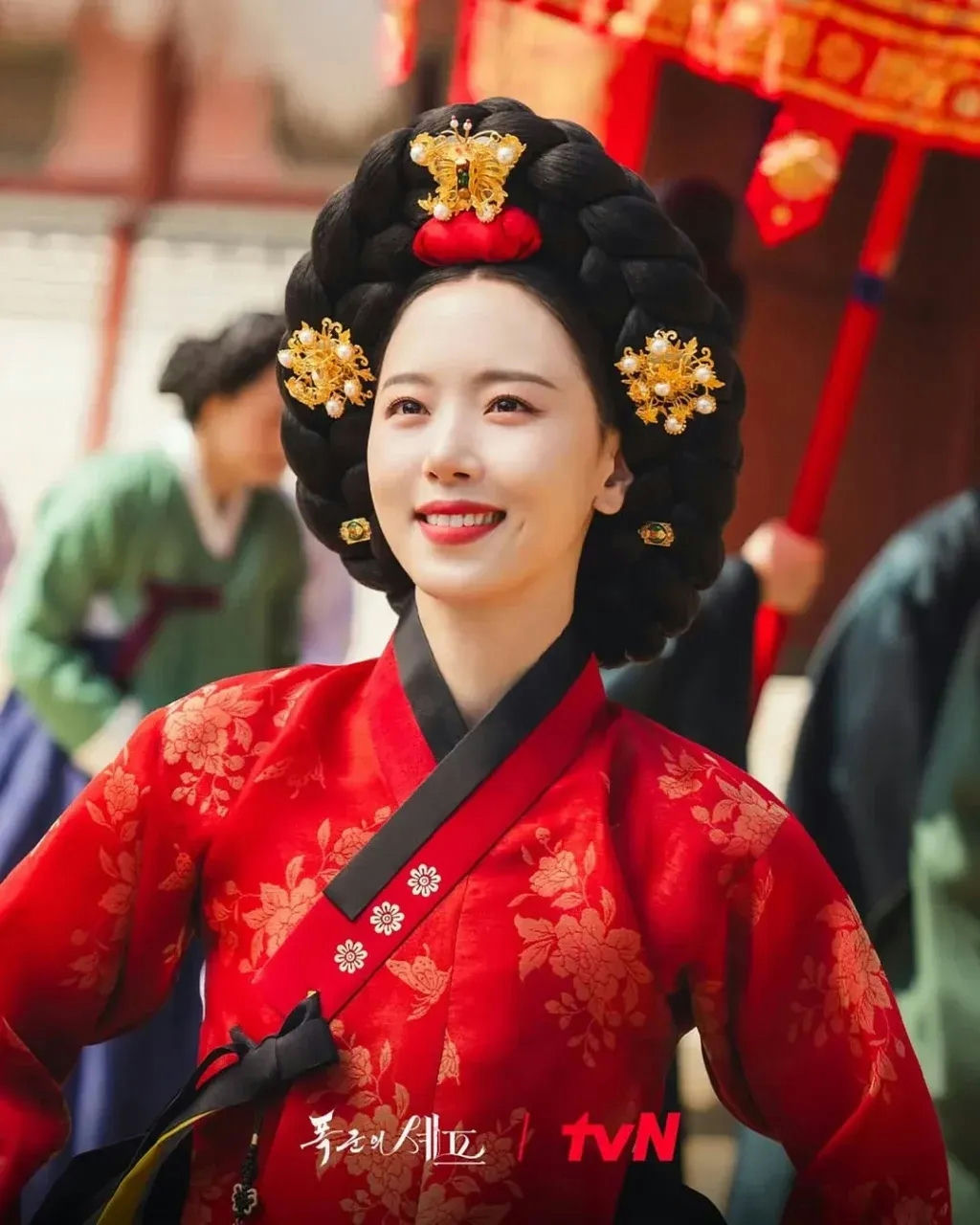 people-Kim Hye-soo-A-Korean historical drama-A-Queen Cheorin-B-red Hanbok-B-traditional Korean hairstyle-C