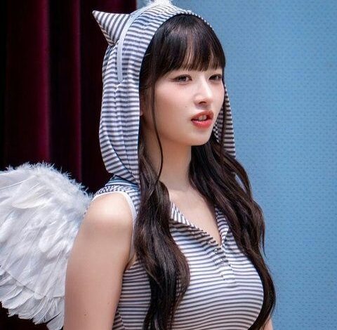 people-Momo (TWICE)-angel costume-A-striped sleeveless top-A-feathered halo-A-white wings-A-fan sign event