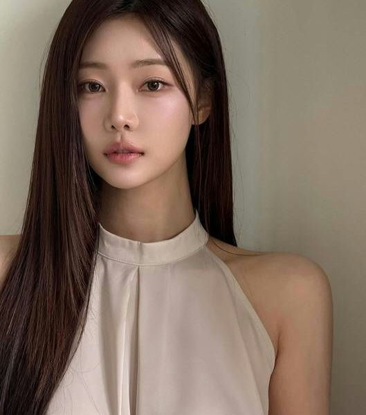 people-Korean female celebrity-long dark brown hair-A-pale skin-A-neutral-toned halter top-B-soft makeup-C