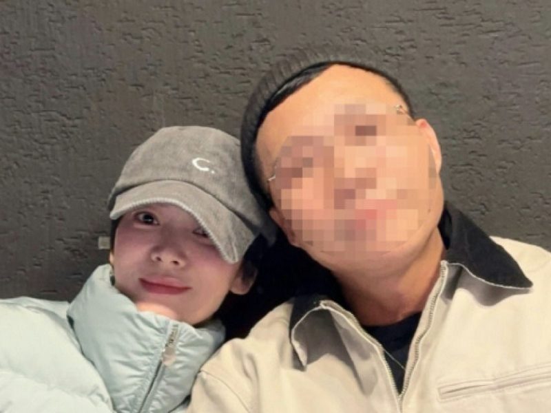 song hyekyo male friend date photos