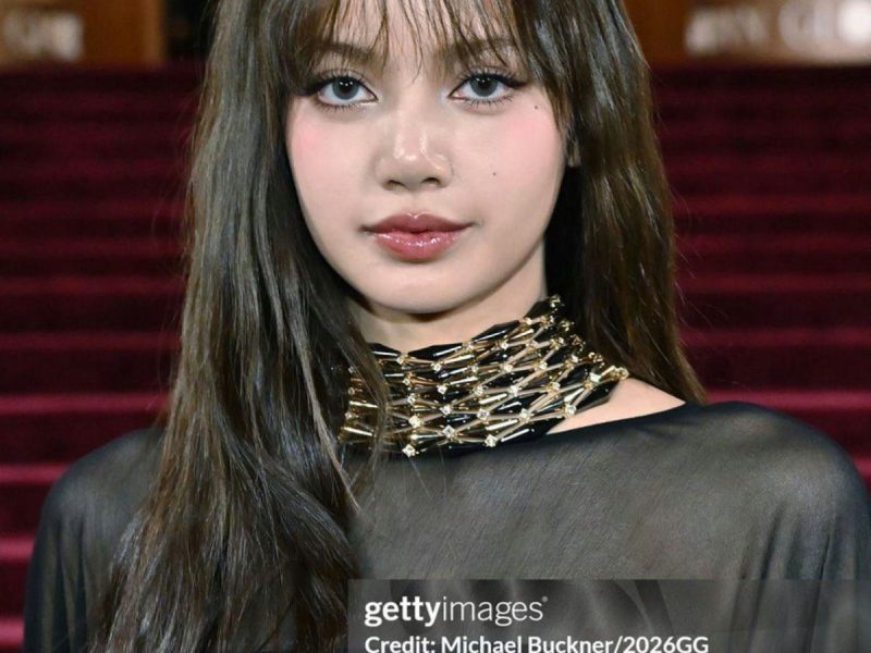 blackpink lisa seethrough dress golden globe awards
