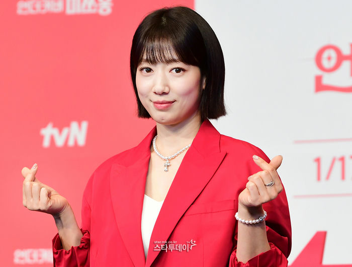 people-Park Shin-hye-Korean actress-A-red blazer-A-finger heart gesture-A-pearl jewelry-A-short bob haircut