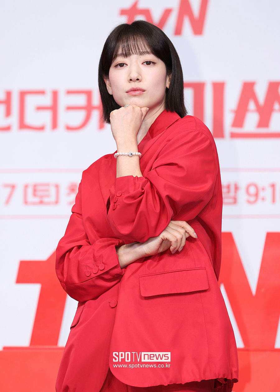 people-Park Shin Hye-red suit-short dark hair-pearl bracelet-posing for camera-tvN event