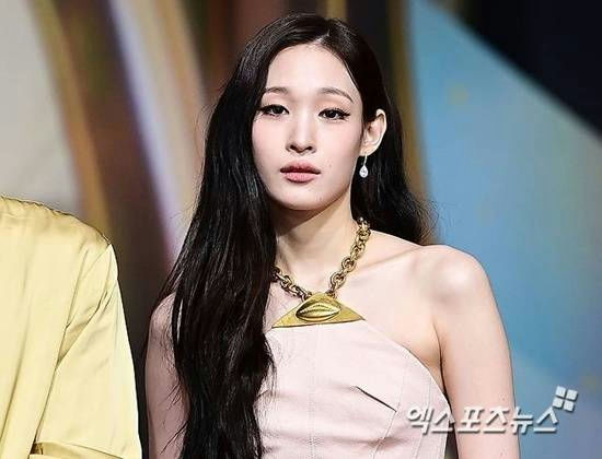 people-Kim Da-mi-A-long dark hair-A-strapless pink top-B-gold chain necklace-C-pearl drop earring
