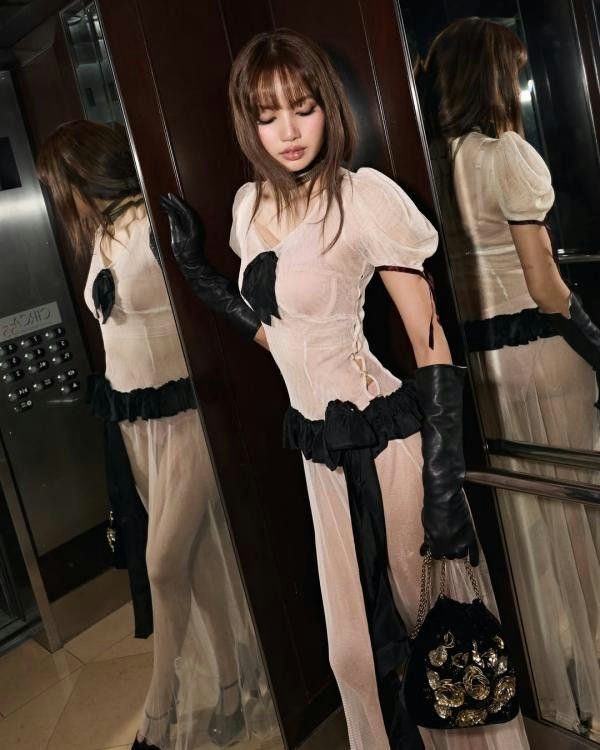 people-Lisa (BLACKPINK)-fashion-A-sheer dress-A-black gloves-A-elevator setting