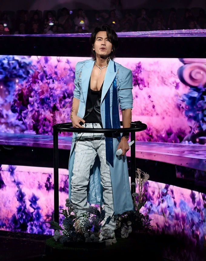 people-Singer Vanness Wu-A-light blue trench coat-A-black low-cut top-B-textured light gray pants-C-performing on stage