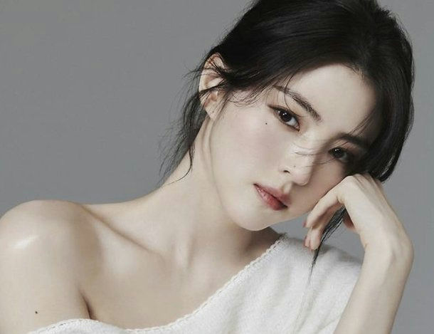people-Han So-hee-portrait-A-off-the-shoulder top-B-dark hair-C-looking at camera