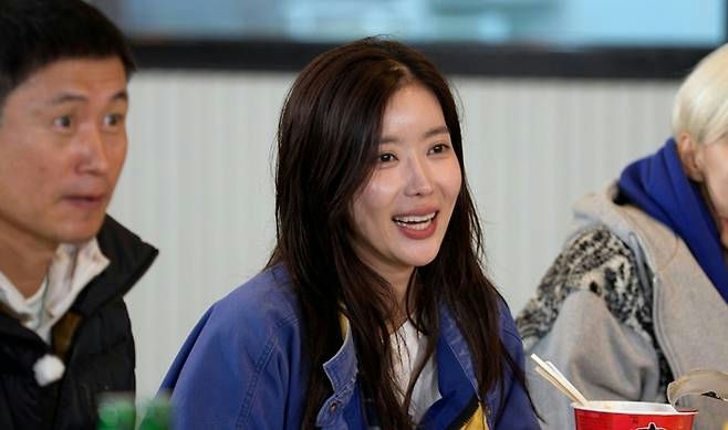 people-Actress Lee Da-hee-smiling-A-blue jacket-A-dark hair-A-casual setting