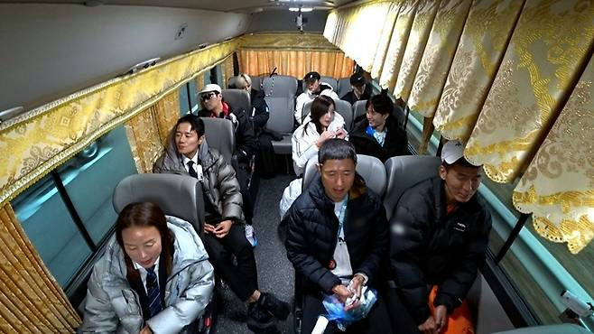 people-Bus interior-Seating arrangement-Korean celebrities-Winter jackets-Curtains