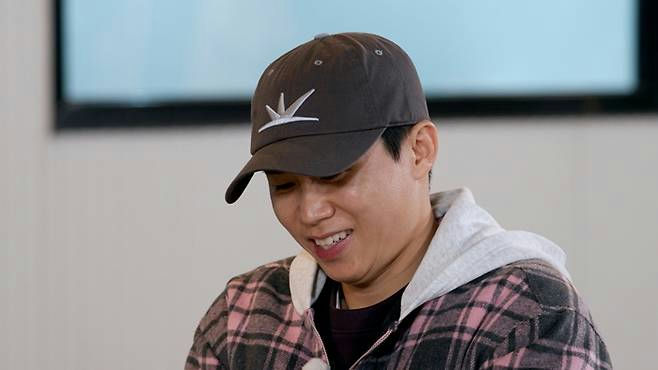 people-Yang Se-chan-smiling-A-baseball cap-A-plaid jacket-A-hooded layer