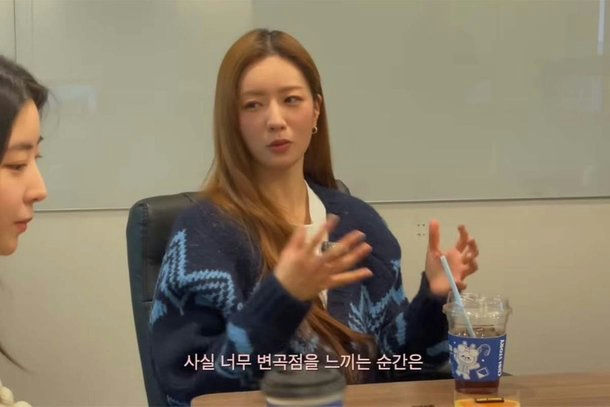 people-Kim Seolhyun-talking-A-blue and white cardigan-B-brown hair-C-Korean subtitles