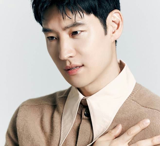 people-Korean actor-A-Lee Jae-wook-A-portrait-B-brown cardigan-C-light collared shirt