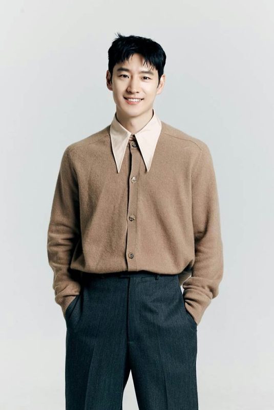 people-Lee Je-hoon-smiling-brown cardigan-wide collar shirt-dark trousers