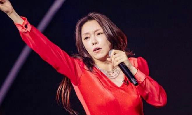 people-Uhm Jung-hwa-singer-A-red dress-A-holding microphone-A-raised arm