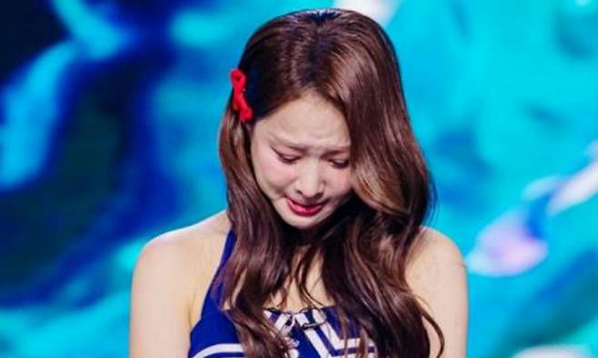 people-Jeongyeon (TWICE)-crying-A-red bow-A-brown hair-A-blue background