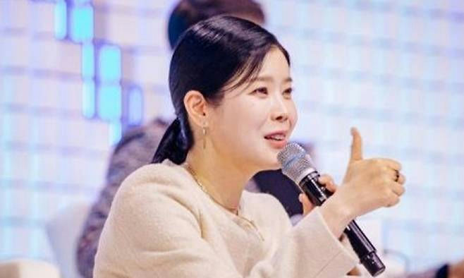 people-Jeon Hye-bin-speaking at event-A-holding microphone-A-giving thumbs up-B-wearing cream sweater-C