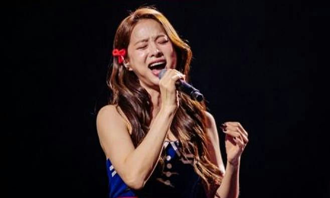 people-Hyorin-A-singing-A-holding-microphone-A-red-bow-in-hair