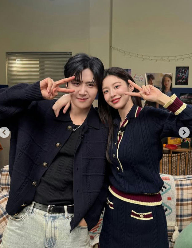 people-Kim Seon-ho-A-female-co-star-A-peace-sign-A-matching-outfits-A-navy-knitwear