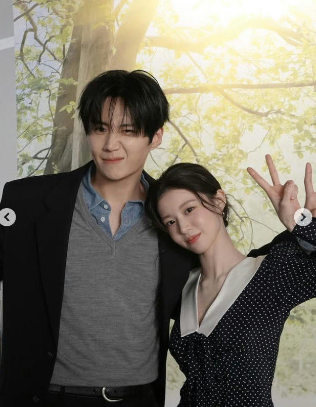 people-Park Ju-hyun-A-Kim Min-jae-A-couple-A-Korean actors-B-smiling-B-peace sign-C-outdoor setting
