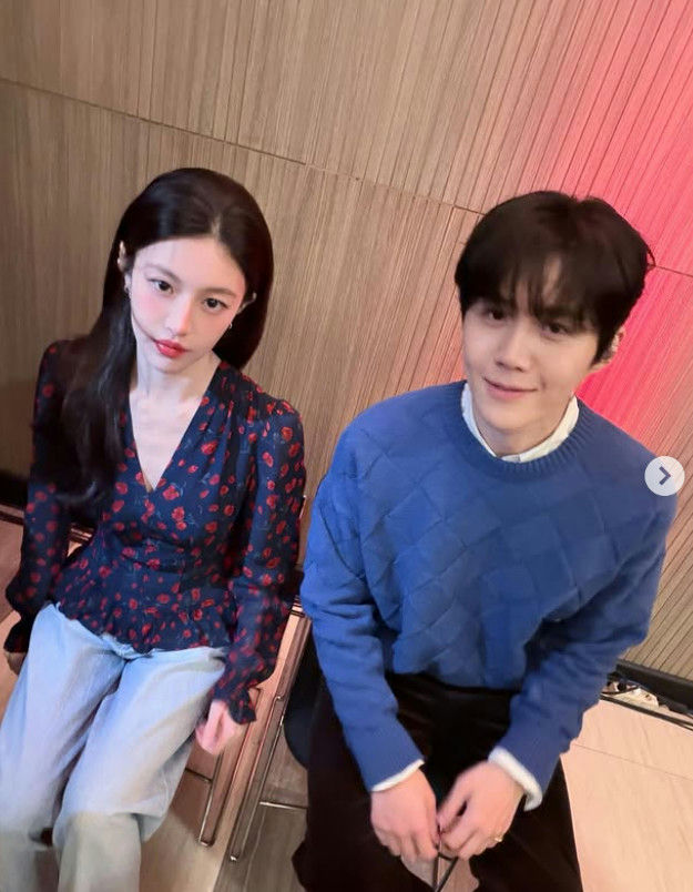 people-Kim Hye-yoon-and-Kim Seon-ho-seated-next-to-each-other-in-casual-attire-with-wood-paneling-in-the-background